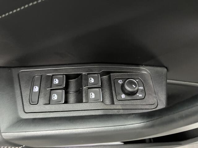 Volkswagen T-Roc 1.5 TSI R-Line / AUTOMAAT/ FABRIEKSGARANTIE T/M 2-2027/ TREKHAAK AFNEEMBAAR/ FABRIEKSGARANTIE/ ALCANTARA/ ADAPT. CRUISE/ APP-CONNECT/ NAVI/ MATRIX/ RIJ-MODI/ PARK. SENSOREN + CAMERA/ STOEL VERWARM.