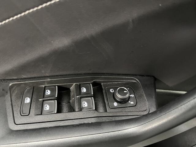 Volkswagen T-Roc 1.5 TSI R-Line / AUTOMAAT/ FABRIEKSGARANTIE T/M 2-2027/ TREKHAAK AFNEEMBAAR/ ADAPT. CRUISE/ MATRIX/ NAVI/ APP-CONNECT/ RIJ-MODI/ STOEL VERWARM./ PARK. SENSOREN + CAMERA