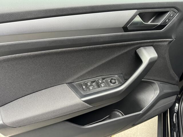 Volkswagen T-Roc 1.5 TSI 150pk DSG Life Edition Navigatie Winterpakket ACC Keyless Camera