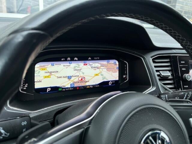 Volkswagen T-Roc 1.5 TSI AUT. SPORT R-LINE BEATS - VIRTU - PANO. DAK - TREKH.