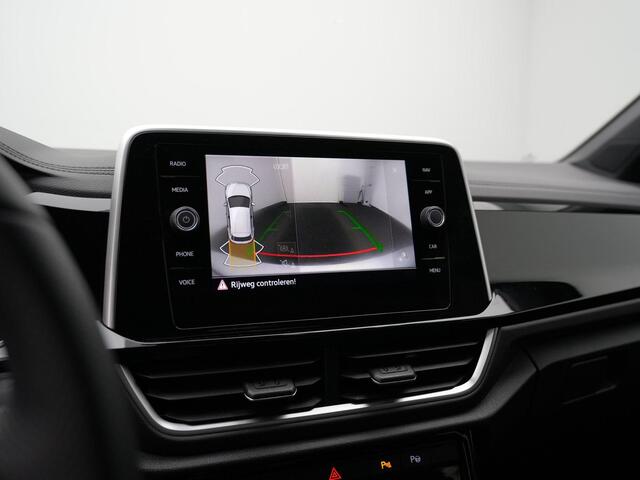 Volkswagen T-Roc 1.5 TSI 150 pk DSG R-Line | Trekhaak | Achteruitrijcamera | Navigatie | Stoelverwarming