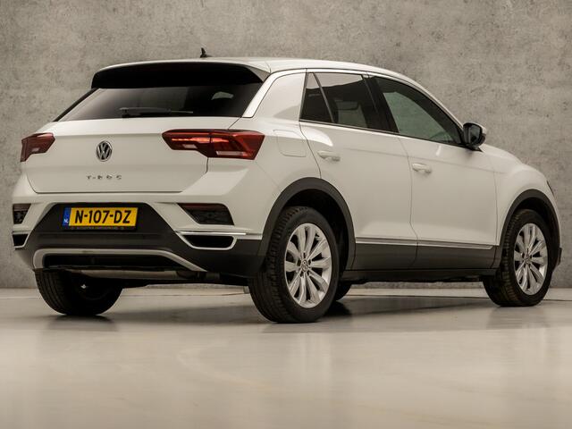 Volkswagen T-Roc 1.5 TSI Sport 150Pk Automaat (VIRTUAL COCKPIT, APPLE CARPLAY, GROOT NAVI, CLIMATE, LEDER, STOELVERWARMING, LED KOPLAMPEN, ZWART HEMEL, GETINT GLAS, CAMERA, ADAPTIVE CRUISE, NIEUWSTAAT)