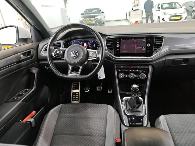 Volkswagen T-Roc 1.5 TSI Sport / Digitaal dashboard / Navigatie / 2x R-line / Afneembare trekhaak / Parkeersensoren V+A /