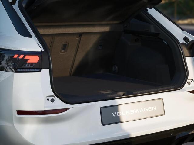 Volkswagen T-Roc R-Line First Edition 1.5 eTSI 110 kW / 150 PK SUV | Panoramaschuif-kanteldak | Assistance Pakket | Trekhaak | Black Style Pakket | Koplampverlichting matrix-led (IQ.LIGHT) | Elek. achterklep | Zwart dak