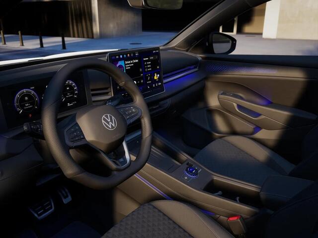 Volkswagen T-Roc R-Line First Edition 1.5 eTSI 110 kW / 150 PK SUV | Panoramaschuif-kanteldak | Assistance Pakket | Trekhaak | Black Style Pakket | Koplampverlichting matrix-led (IQ.LIGHT) | Elek. achterklep | Zwart dak