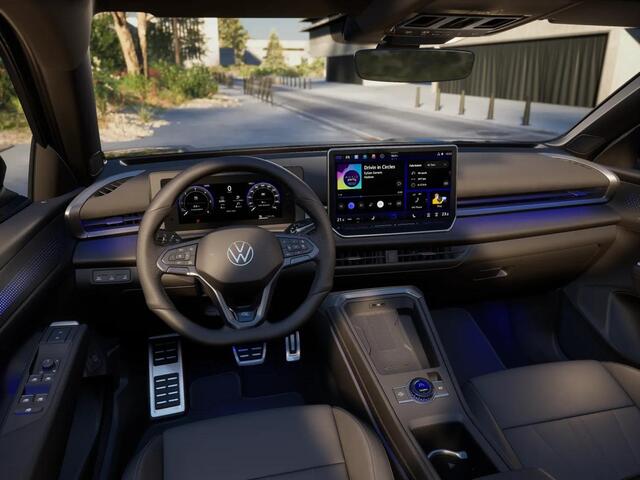 Volkswagen T-Roc R-Line First Edition 1.5 eTSI 110 kW / 150 PK SUV | Interieur Pakket leder 'Varenna' | Black Style Pakket | Panoramaschuif-kanteldak | Trekhaak | Koplampverlichting matrix-led (IQ.LIGHT) | Assistance Pakket | Elek. achterklep