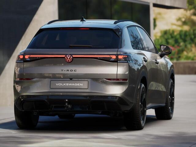 Volkswagen T-Roc R-Line First Edition 1.5 eTSI 110 kW / 150 PK SUV | Panoramaschuif-kanteldak | Assistance Pakket | Trekhaak | Black Style Pakket | Koplampverlichting matrix-led (IQ.LIGHT) | Elek. achterklep | Zwart dak