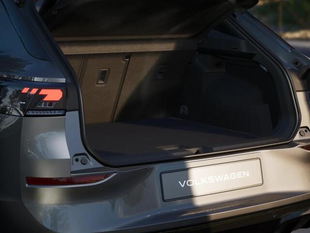 Volkswagen T-Roc R-Line First Edition 1.5 eTSI 110 kW / 150 PK SUV | Panoramaschuif-kanteldak | Assistance Pakket | Trekhaak | Black Style Pakket | Koplampverlichting matrix-led (IQ.LIGHT) | Elek. achterklep | Zwart dak