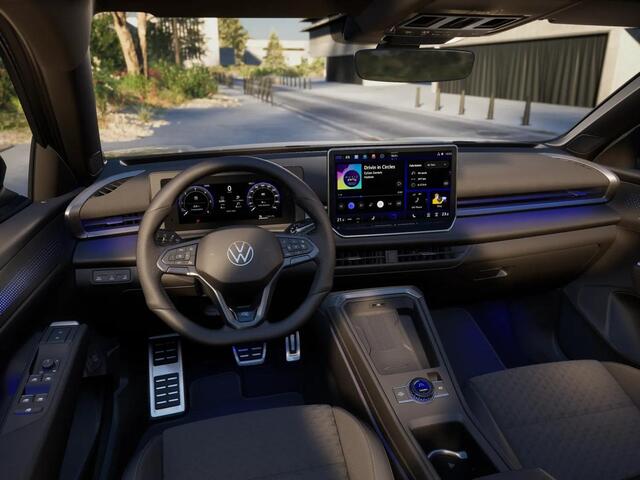 Volkswagen T-Roc R-Line First Edition 1.5 eTSI 110 kW / 150 PK SUV | Panoramaschuif-kanteldak | Assistance Pakket | Trekhaak | Black Style Pakket | Koplampverlichting matrix-led (IQ.LIGHT) | Elek. achterklep | Zwart dak