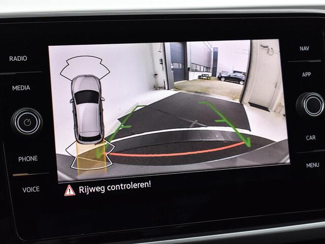 Volkswagen T-Roc 1.5 TSI 150pk DSG Life Edition · Apple/Android Car Play · Navigatie · Camera · P-Sensoren · Park Assist · 17'' Inch · Garantie t/m Februari 2027