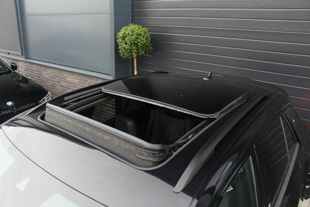 Volkswagen T-Roc 1.0 TSI R-Line Business | Panorama dak | IQ.Light | 19 Inch | R Stoelen