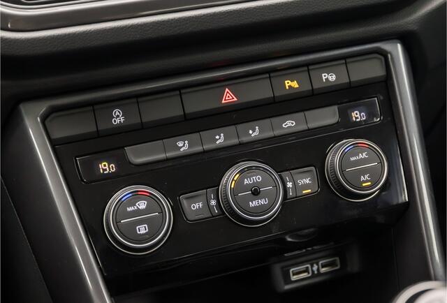 Volkswagen T-Roc 1.0 TSI Sport (APPLE CARPLAY, GROOT NAVI, CLIMATE, CAMERA, LED KOPLAMPEN, SPORTSTOELEN, ADAPTIVE CRUISE, DAB+, NIEUWSTAAT)