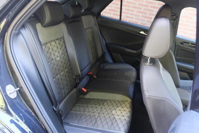 Volkswagen T-Roc 1.5 TSi 150pk DSG R-Line Black Edition | Black Style | App Connect | Panoramadak | Camera | Keyless | Elektrische Achterklep | Matrix LED | Winter Pakket