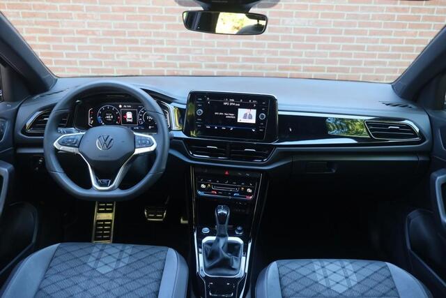 Volkswagen T-Roc 1.5 TSi 150pk DSG R-Line Black Edition | Black Style | App Connect | Panoramadak | Camera | Keyless | Elektrische Achterklep | Matrix LED | Winter Pakket