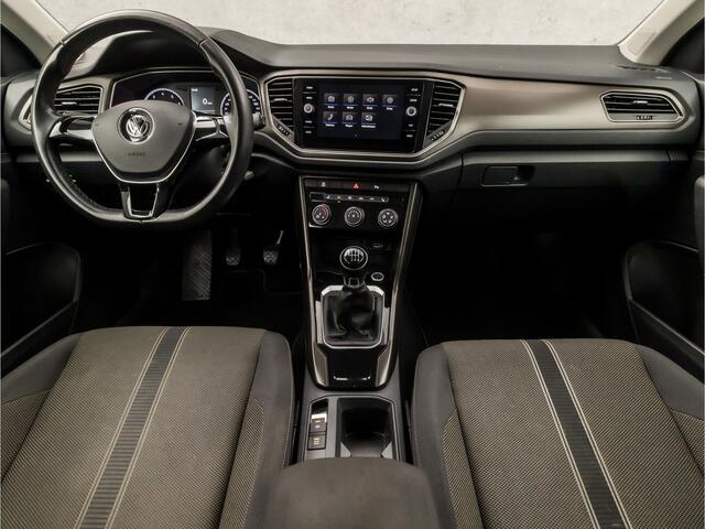 Volkswagen T-Roc 1.0 TSI Sport (STOELVERWARMING, TREKHAAK, GETINT GLAS, SPORTSTOELEN, PARKEERSENSOREN, ARMSTEUN, BLUETOOTH, NIEUWSTAAT)