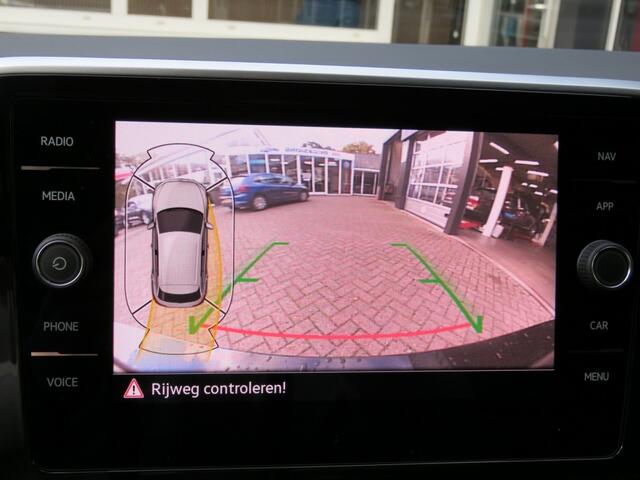 Volkswagen T-Roc 1.5 TSI 150pk DSG-aut. R-LINE / Trekhaak afn. / Camera / Stoelverw. / IQ Light / FABRIEKS garantie