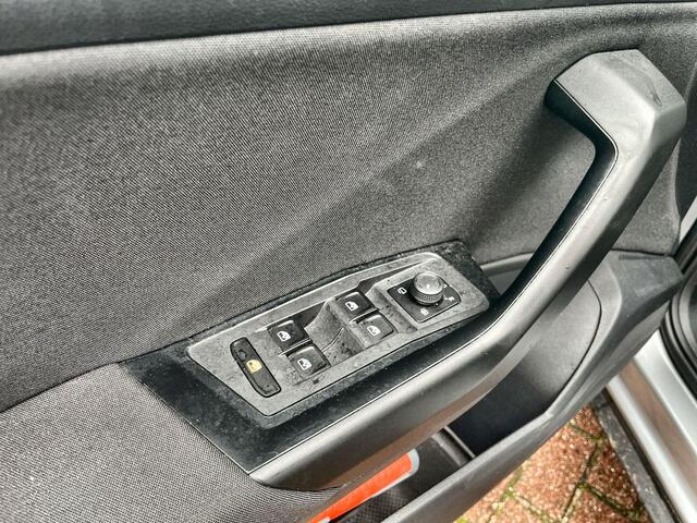 Volkswagen T-Roc 1.0 TSI 110pk Life · Apple/Android Car Play · Parkeersensoren · LED · Garantie tot 01-01-2027 of 100.000km