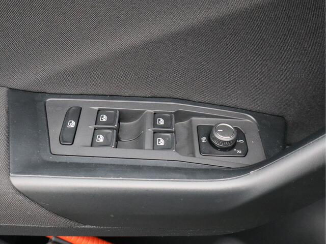 Volkswagen T-Roc 1.0 TSI Style/ lage km/ trekhaak/ zeer mooi!