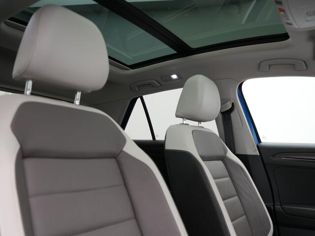 Volkswagen T-Roc 1.5 TSI DSG R-Line 150pk Dealer O.H. | Panodak | Trekhaak Afn. | Camera | Lederen Sportstoelen Verwarmd | Beats Audio | 19"L.M | Virtual | Navigatie | Blis |