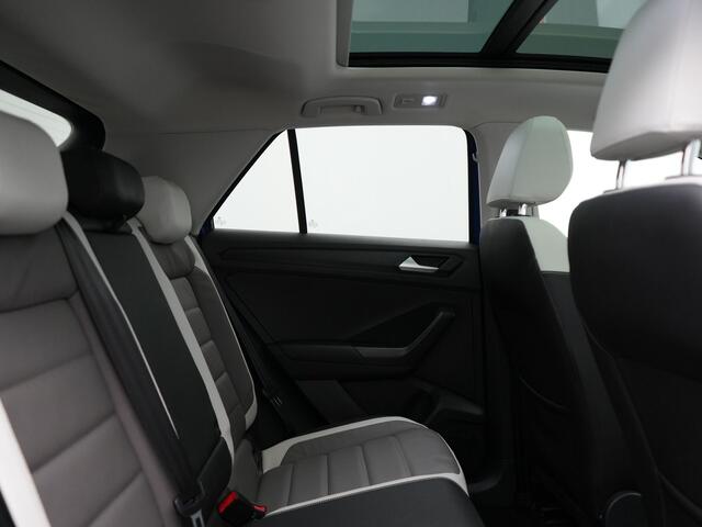 Volkswagen T-Roc 1.5 TSI DSG R-Line 150pk Dealer O.H. | Panodak | Trekhaak Afn. | Camera | Lederen Sportstoelen Verwarmd | Beats Audio | 19"L.M | Virtual | Navigatie | Blis |