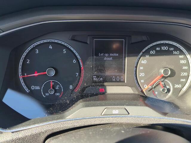 Volkswagen T-Roc 1.0 TSI Style / CAMERA/ PARK. SENSOREN/ APP CONNECT/ ADAPT. CRUISE/ GETINT GLAS/ NAVI/ AIRCO/ 17" LMV