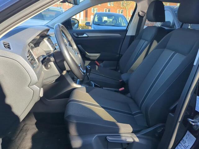 Volkswagen T-Roc 1.0 TSI Style / CAMERA/ PARK. SENSOREN/ APP CONNECT/ ADAPT. CRUISE/ GETINT GLAS/ NAVI/ AIRCO/ 17" LMV