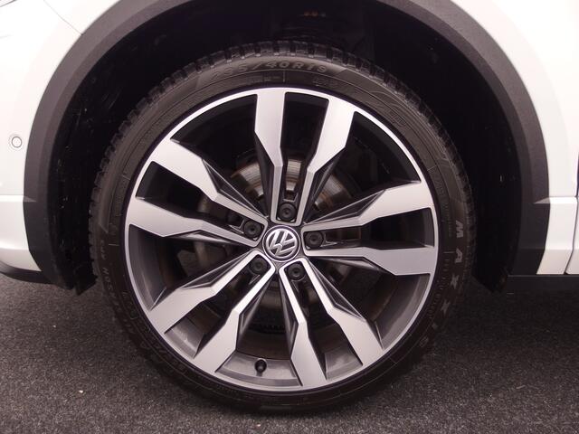 Volkswagen T-Roc 1.5 TSI Sport Business R-LINE AUTOMAAT / PANORAMADAK / SFEER / KEYLESS / STOELVERW / FULL LED / CAMERA / CARPLAY / NL-AUTO