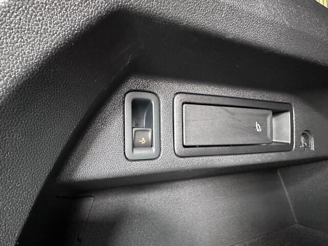 Volkswagen TIGUAN 1.5 TSI R-Line Business+ Lederen bekleding | Stoelverwarming | Trekhaak electrisch