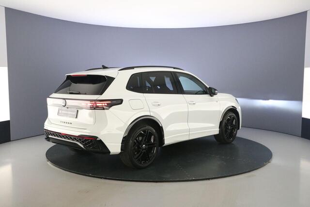 Volkswagen TIGUAN R-Line Edition 1.5 eTSI 150pk DSG Automaat Black style, Adaptive cruise control, Elektrische achterklep, Achteruitrijcamera, LED koplampen, Stuurwiel verwarmd