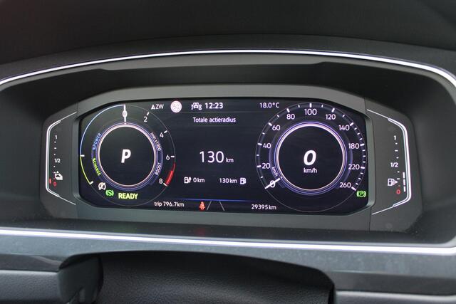 Volkswagen TIGUAN 1.4 TSI 245PK eHybrid R-LINE BUSINESS + | PANORAMISCH SCHUIF/KANTEL DAK | ELEKTRISCH WEGKLAPENBARE TREKHAAK | R-LINE INTERIEUR/EXTERIEUR | VERWARMBARE VOORSTOELEN/STUUR | ELEKTRISCH BEDIENBARE VOORSTOELEN MET GEHEUGEN FUNCTIE | AKOESTISCH GLAS GETINT | KE