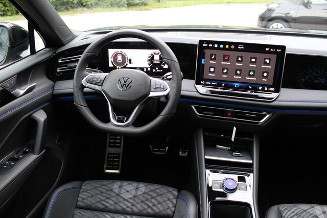 Volkswagen TIGUAN 1.5 eHybrid R-Line Edition Black Style | Head-Up Display | Panoramdak | 360 Camera | 272 PK | Massage Stoelen | IQ.Lights | Elektrische Kofferklep | Stoel/Stuur Verwarming | Draadloze Telefoonlader | Virtual Cockpit | Adaptive Cruise | Naviagtie | Zweerve