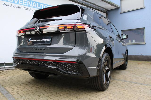 Volkswagen TIGUAN 1.5 eHybrid R-Line Edition Black Style | Head-Up Display | Panoramdak | 360 Camera | 272 PK | Massage Stoelen | IQ.Lights | Elektrische Kofferklep | Stoel/Stuur Verwarming | Draadloze Telefoonlader | Virtual Cockpit | Adaptive Cruise | Naviagtie | Zweerve