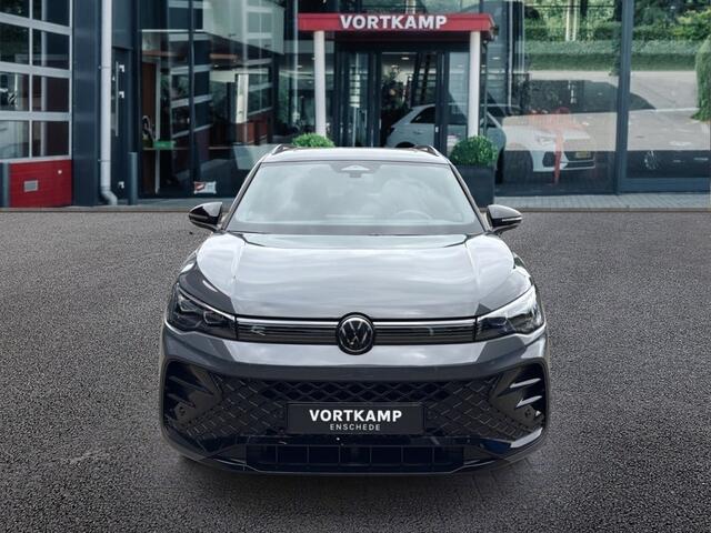 Volkswagen TIGUAN 1.5 TSI EHYBRID 272 PK R-LINE BLACK-OPTIK PANO-DAK/CAMERA/TREKHAAK/NAVI/CARPLAY