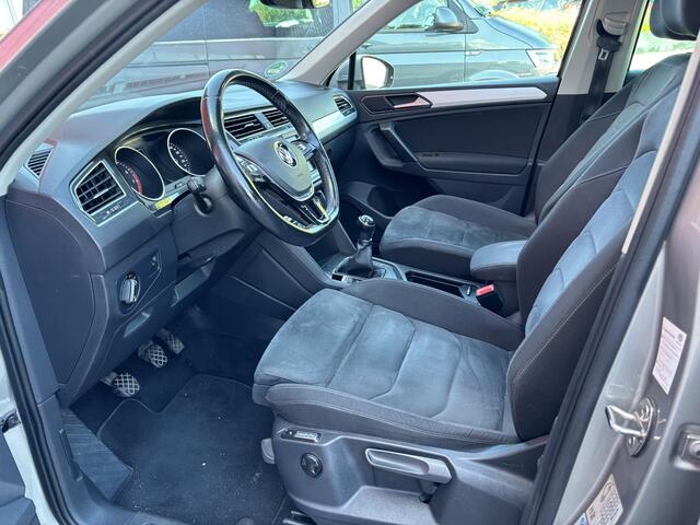 Volkswagen TIGUAN 1.4 TSI Connected Series TREKHAAK / PANORAMADAK / GR NAVI / CARPLAY / ACC / DAB+ / PDC / BLUETOOTH / NL-AUTO