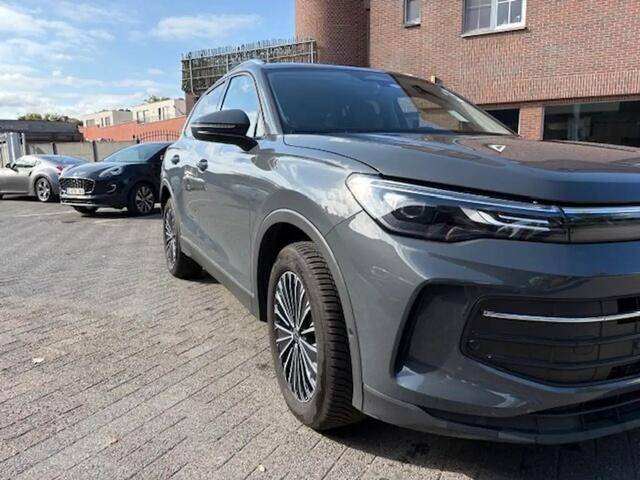 Volkswagen TIGUAN 1.5 eTSI Life Edition | Automaat | Stoelverwarming | Digital Cockpit | Navigatie | Achteruitrijcamera | IQ-Light LED Matrix |