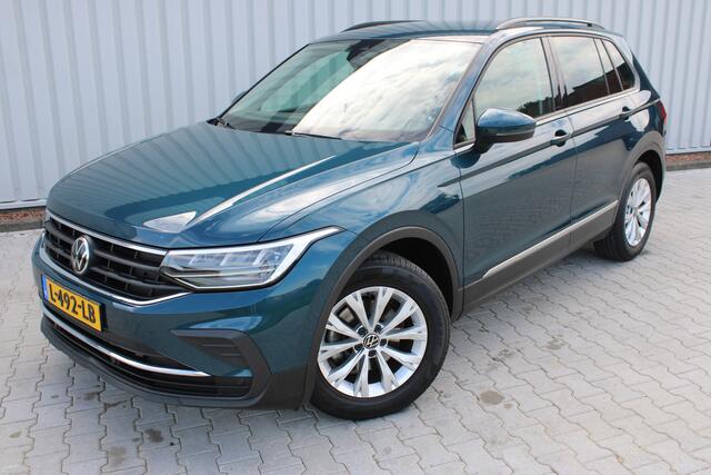 Volkswagen TIGUAN 1.5 TSI Life | Incl. 12 maanden garantie | Apple Carplay | Navigatie | Adaptive cruise control | Stoel en stuurverwarming | Wegklapbare trekhaak | Getint glas | LED koplampen |