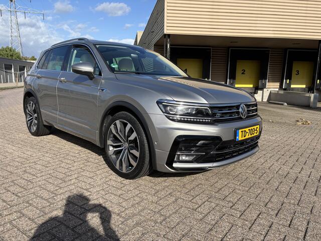Volkswagen TIGUAN 1.4 TSI 4Motion Highline automaat [ panodak,leer,R-Line,virtual dash,fm navi,camera ]