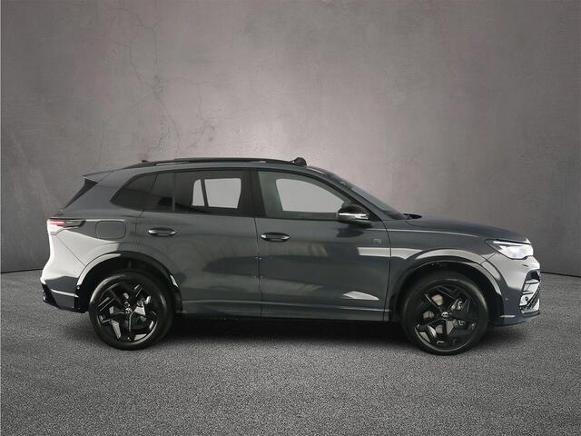 Volkswagen TIGUAN R-Line Edition 1.5 TSI eHybrid 272pk DSG Automaat Trekhaak, Panoramadak, Adaptive cruise control, Black Style, Achteruitrijcamera, Elektrische achterklep