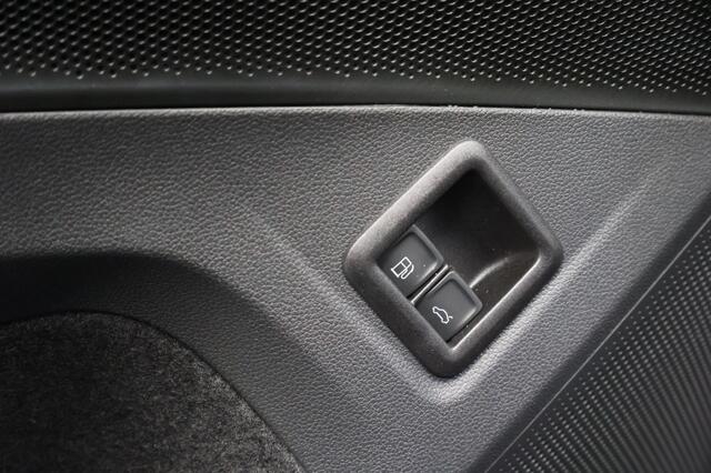 Volkswagen TIGUAN 1.5 TSI eHybrid 150 kW Life | Trekhaak | Winter Pakket | LED