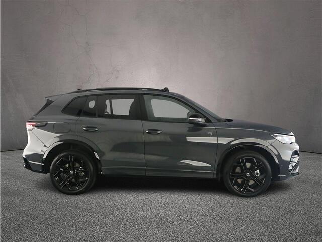 Volkswagen TIGUAN R-Line Edition 1.5 TSI eHybrid 272pk DSG Automaat Trekhaak, Panoramadak, Black Style, 360 camera, Adaptive cruise control, Elektrische achterklep