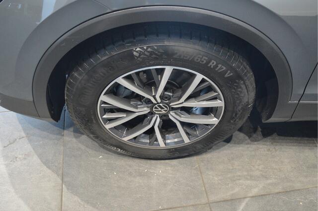 Volkswagen TIGUAN 2.0 TDI Life navi clima camera trekhaak 17 inch 150 pk !!