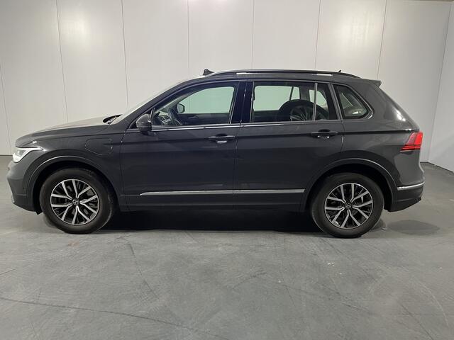 Volkswagen TIGUAN 1.4 TSI eHybrid Life / AUTOMAAT/ 245 PK/ PANO/ CAMERA/ PARK. SENSOREN/ APP-CONNECT/ DIGITAL DASH/ HEAD-UP DISPLAY/ ADAPT. CRUISE/ DIGITAL DASH/ NAVI