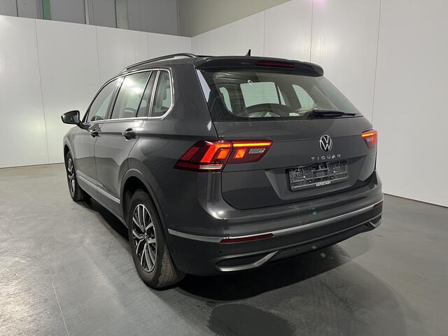 Volkswagen TIGUAN 1.4 TSI eHybrid Life / AUTOMAAT/ 245 PK/ PANO/ CAMERA/ PARK. SENSOREN/ APP-CONNECT/ DIGITAL DASH/ HEAD-UP DISPLAY/ ADAPT. CRUISE/ DIGITAL DASH/ NAVI