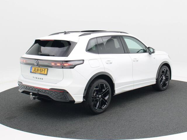 Volkswagen TIGUAN 1.5 eTSi 150 Pk Automaat R-Line Edition | Black Style | Panoramadak | Trekhaak | Harman/Kardon | Head-Up | 20 Inch | 360 Camera | Full LED | 12.814 Km!!