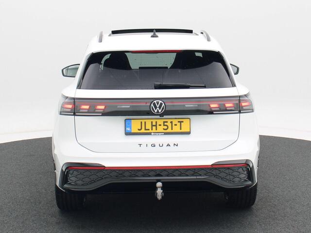 Volkswagen TIGUAN 1.5 eTSi 150 Pk Automaat R-Line Edition | Black Style | Panoramadak | Trekhaak | Harman/Kardon | Head-Up | 20 Inch | 360 Camera | Full LED | 12.814 Km!!