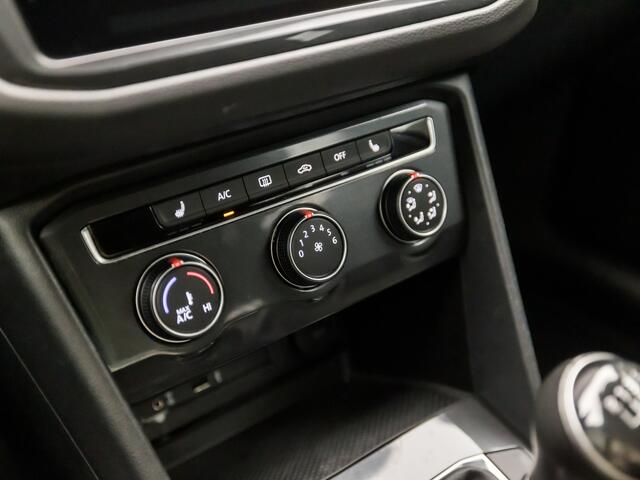 Volkswagen TIGUAN 1.4 TSI Comfort (STOELVERWARMING, PARKEERSENSOREN, TREKHAAK, SPORTSTOELEN, GETINT GLAS, BLUETOOTH, NIEUWSTAAT)