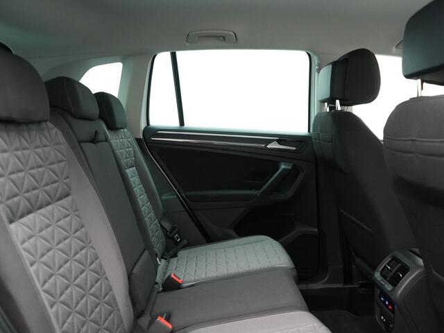 Volkswagen TIGUAN 1.4 TSI eHybrid Elegance Plug In Hybrid 245pk Dealer O.H. PHEV | Trekhaak Af Fabriek | Adaptive Cruise | IQ Light | Camera | Stoelen & Stuur Verwarmd | Apple Carplay | Blis | Navigatie | DAB |