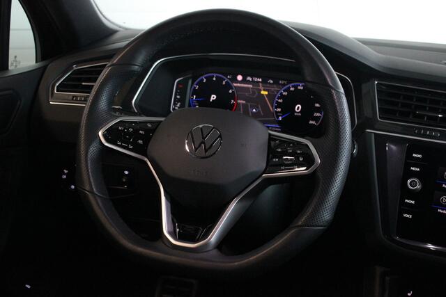 Volkswagen TIGUAN 2.0 TSI 4Motion R-Line Black Style | Trekhaak | Head-Up | Carplay | Keyless | Camera | Navi | Stoelverw. | 19" LMV | PDC V+A