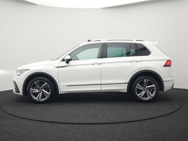 Volkswagen TIGUAN 1.4 TSI eHybrid R-Line Business+ Plug In Hybrid 245pk Dealer O.H. PHEV | Panodak | Adaptive Cruise | 360 Camera | IQ Light | Lederen Stoelen Memory & Verwarmd | Apple Carplay | Stuur Verwarmd | Sfeerverlichting | Virtual | Navigatie | Blis | DAB |