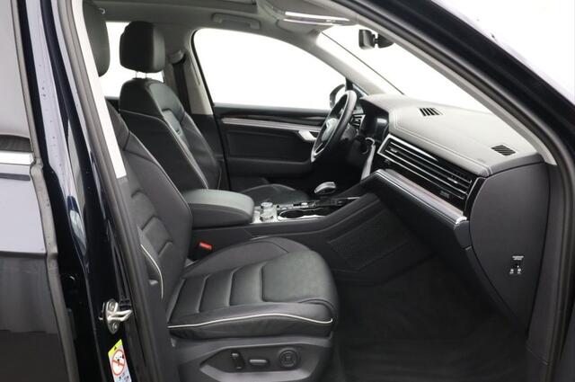 Volkswagen TOUAREG 3.0 TSi eHybrid 4MOTION ACC Panoramadak Luchtvering Comfortstoelen LED Matrix 19 Inch